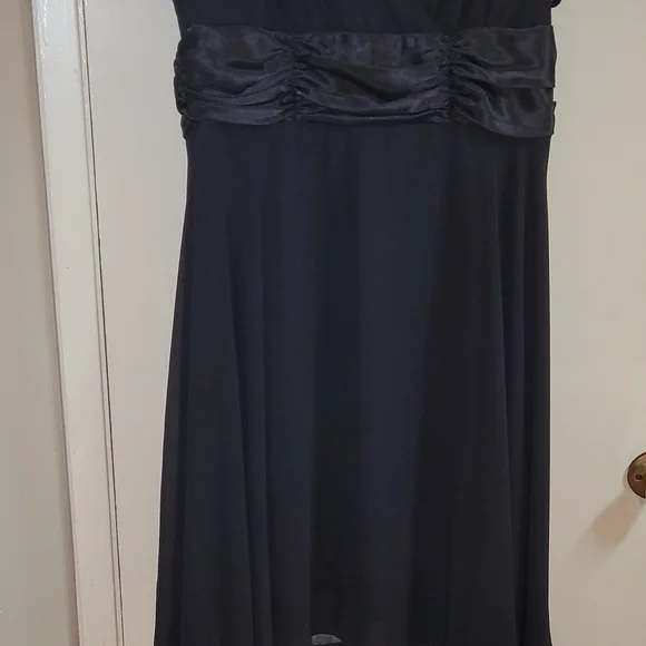 Connected Woman below the knee black dress. V neck short flutter sleeve. - Picture 3 of 3